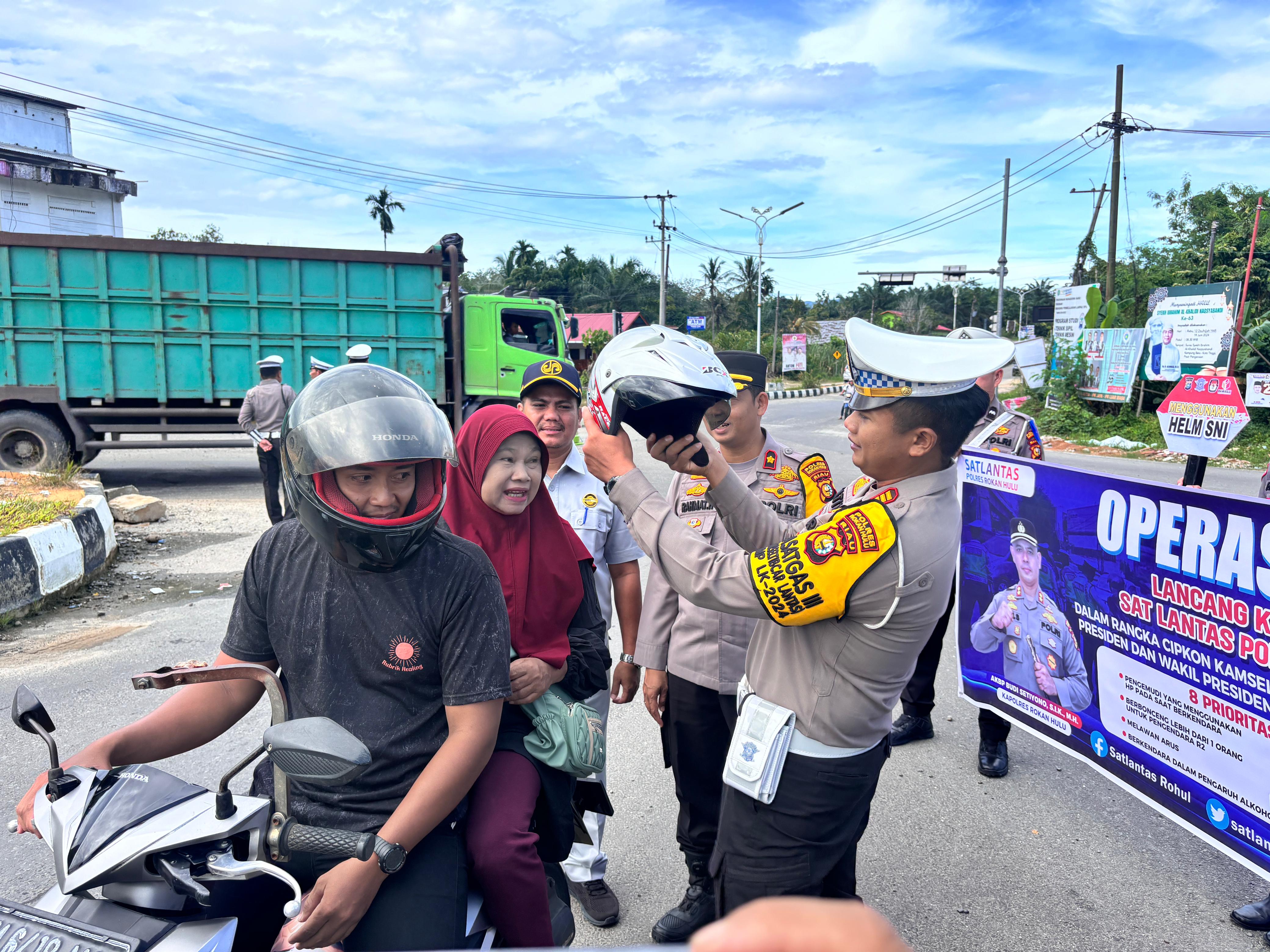 Ops Zebra 2024, Polres Rohul Berbagi Helm Gratis