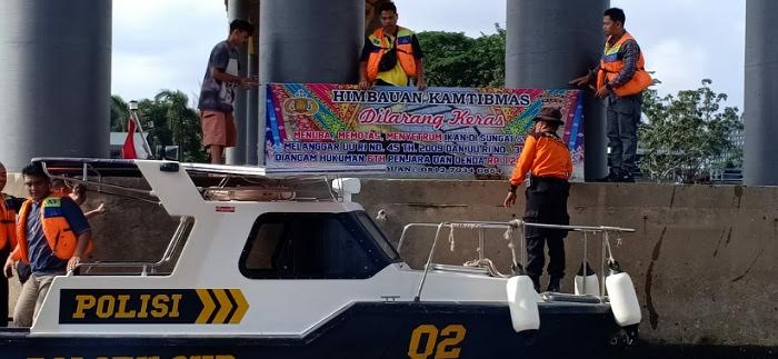 Polisi Pasang Spanduk Larangan Menyetrum dan Meracun Ikan di Sungai Siak