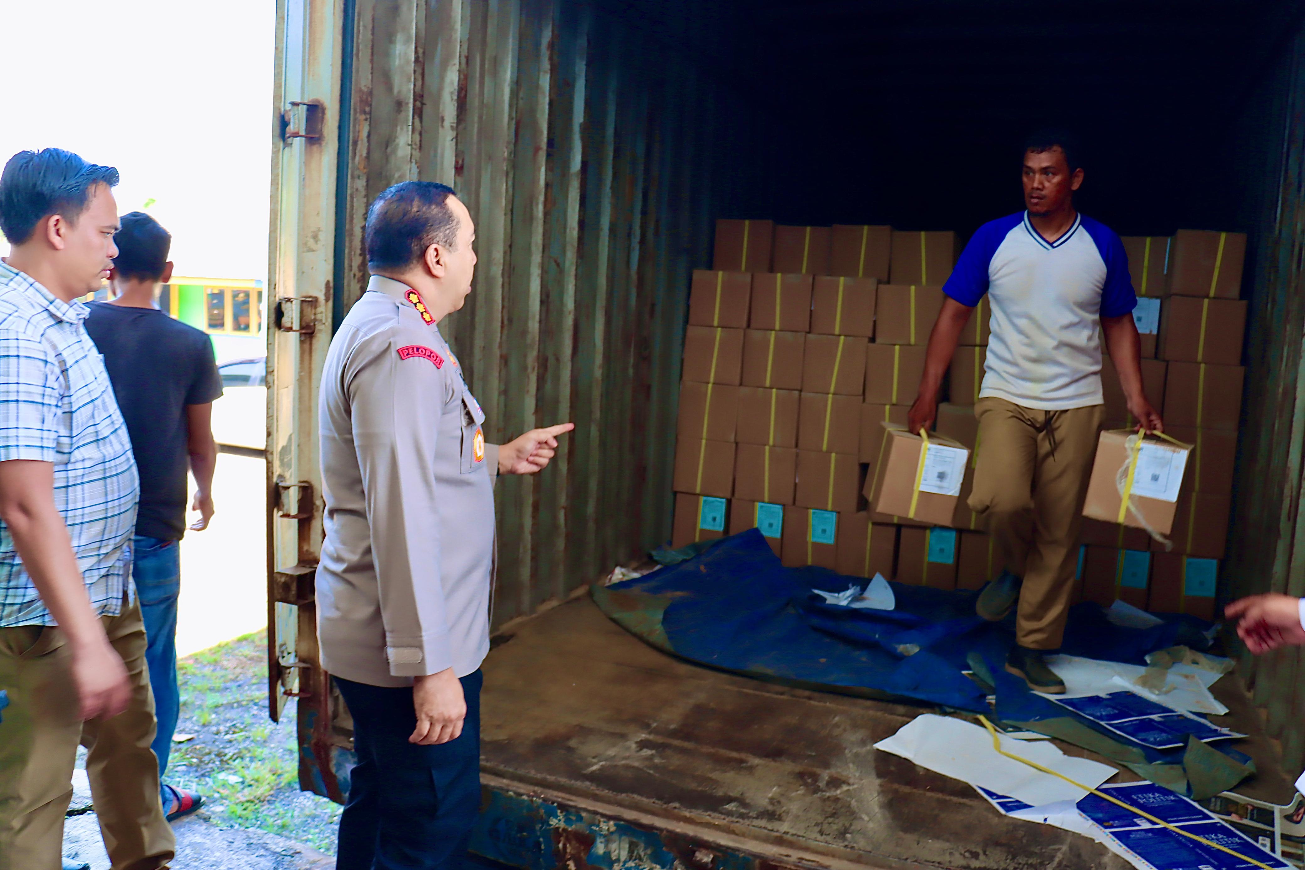 Truk Pengangkut Logistik Pilkada Tiba di Pekanbaru