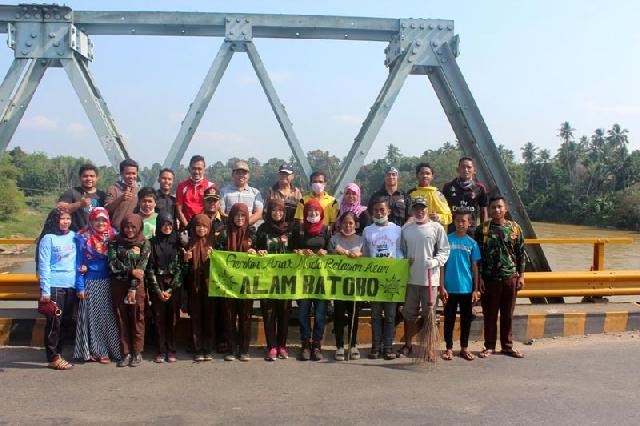 Relawan Alam Batobo Bersihkan Jembatan Lubuk Jambi