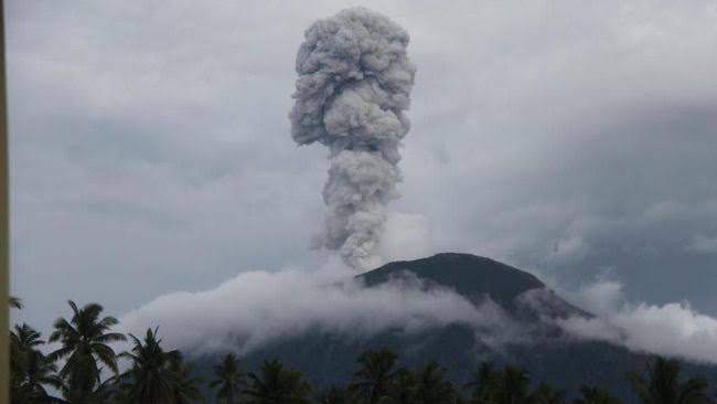 Gunung Ibu Kembali Erupsi, Abu Vulkanik Capai Seribu Meter