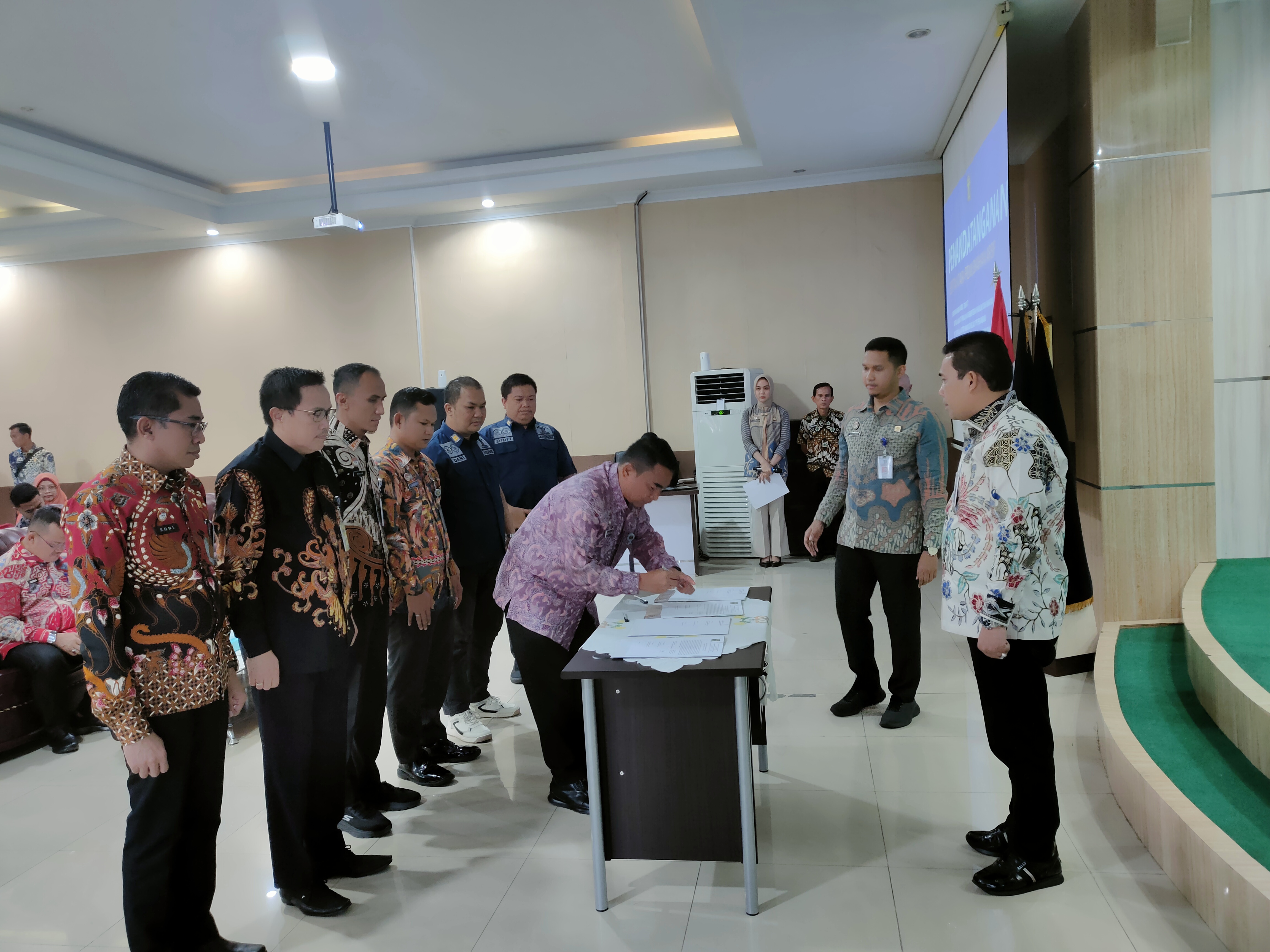 Imigrasi Pekanbaru Bersinergi dengan PT Pos Indonesia, Kini Paspor Bisa Antar ke Rumah