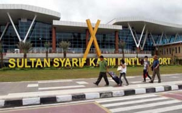 Bandara SSK II Pekanbaru Perkenalkan Armada Taksi Mobil Listrik