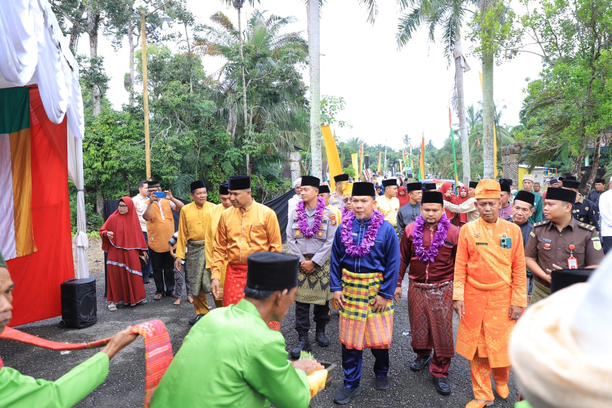 Penabalan Kerapat Adat, Plh Fhatanalia: Pertahankan, Lestarikan Adat Rokan Hulu