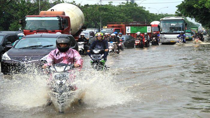 Banjir Mulai Surut, Jalan Lintas Rengat-Pekanbaru Kembali Normal