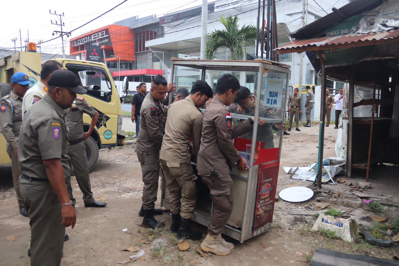 Satpol PP Pekanbaru Bongkar Bangunan Liar, Pemilik: Jangan Kami Saja, Usir Semuanya