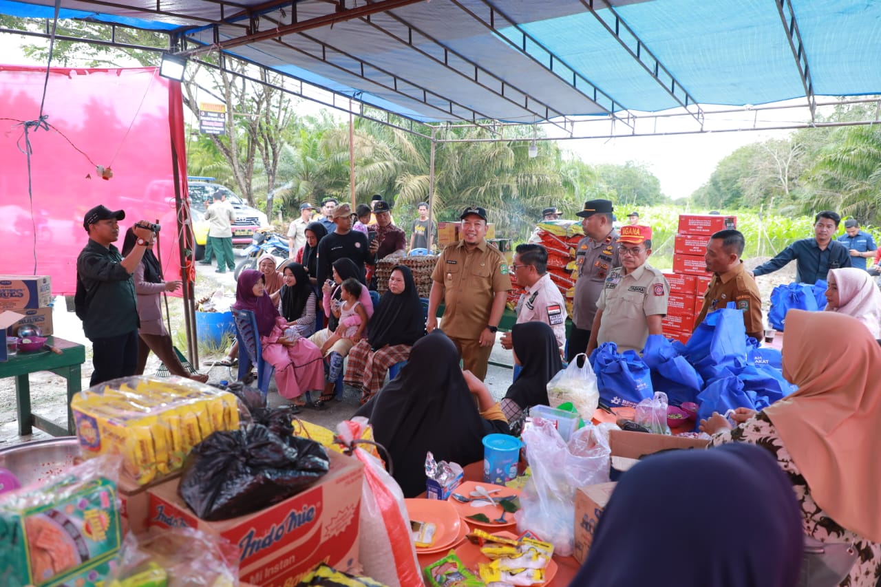 Wabup Siak Husni Merza Tinjau Korban Banjir di Sabak Auh