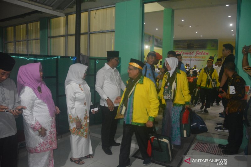 JCH Kloter 8 Dilepas Bupati Rohil, Seorang Jamaah Tunda Keberangkatan 