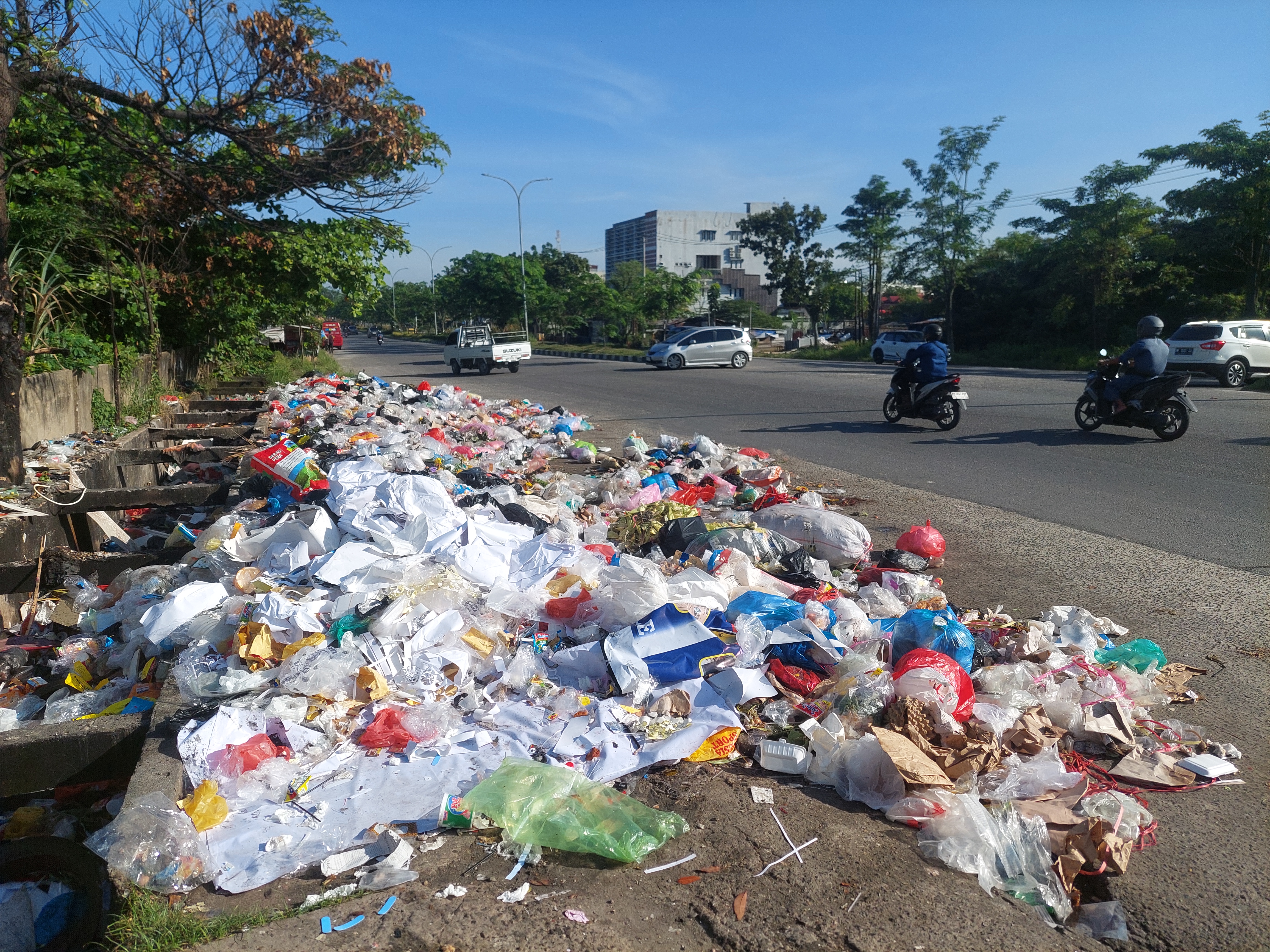 Sampah Menumpuk di Pekanbaru Pagi Ini