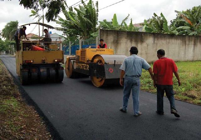 Pemkab Aspal Jalan Lingkungan di Enam Desa