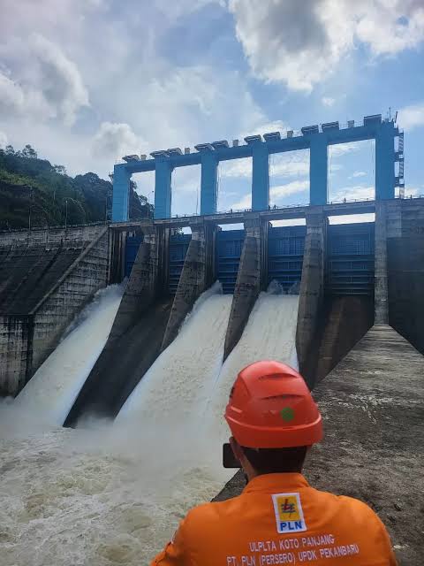 Tiga Pintu Waduk PLTA Koto Panjang Dibuka