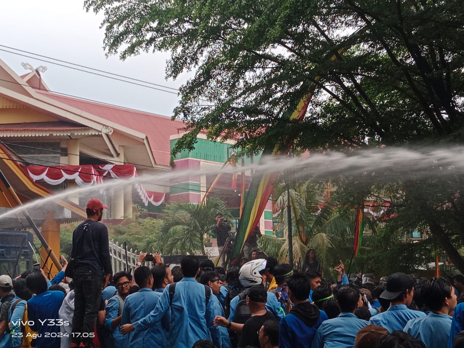 Dua Presma Terluka Dalam Aksi Mahasiswa Geruduk Kantor DPRD Riau