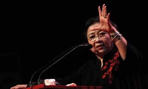 Megawati Kasih Kenang-kenangan Ini ke Jokowi Saat Rakornas PDIP