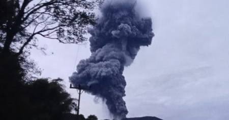 Marapi Erupsi Pagi Ini, Semburkan Abu Vulkanik 800 Meter di Puncak