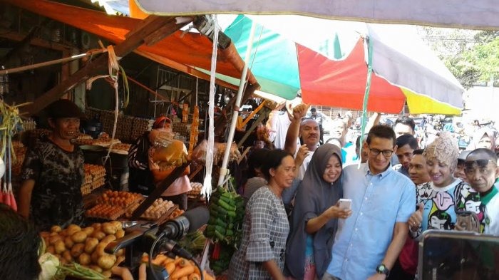 Sandiaga Uno Disambut Pelukan Pedagang saat Berkunjung ke Makassar