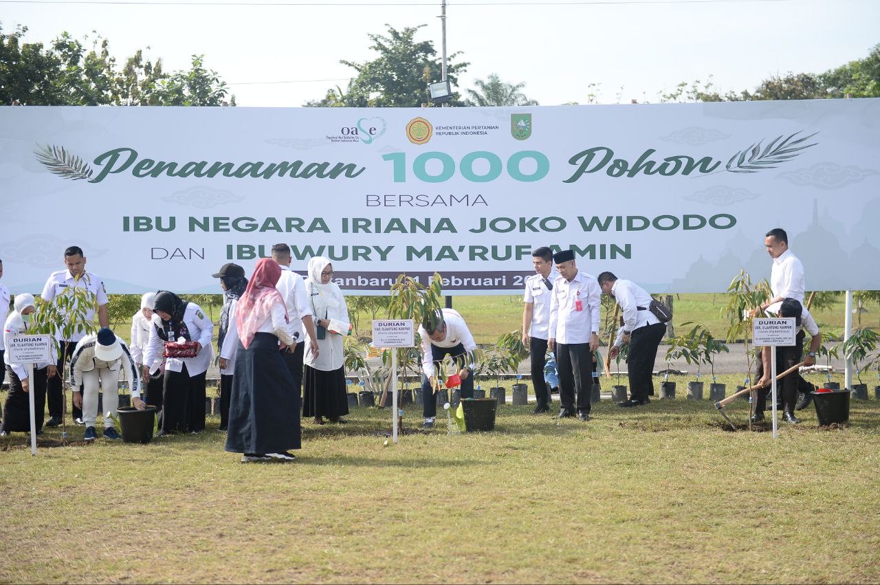 Ibu Negara dan Gubri Tanam 1000 Pohon di Halam Rumah Dinas Gubernur