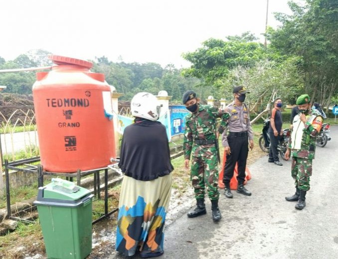 Petugas Gabungan Sosialisasi Protokol Kesehatan Covid-19 di Pasar Belantik Raya Siak