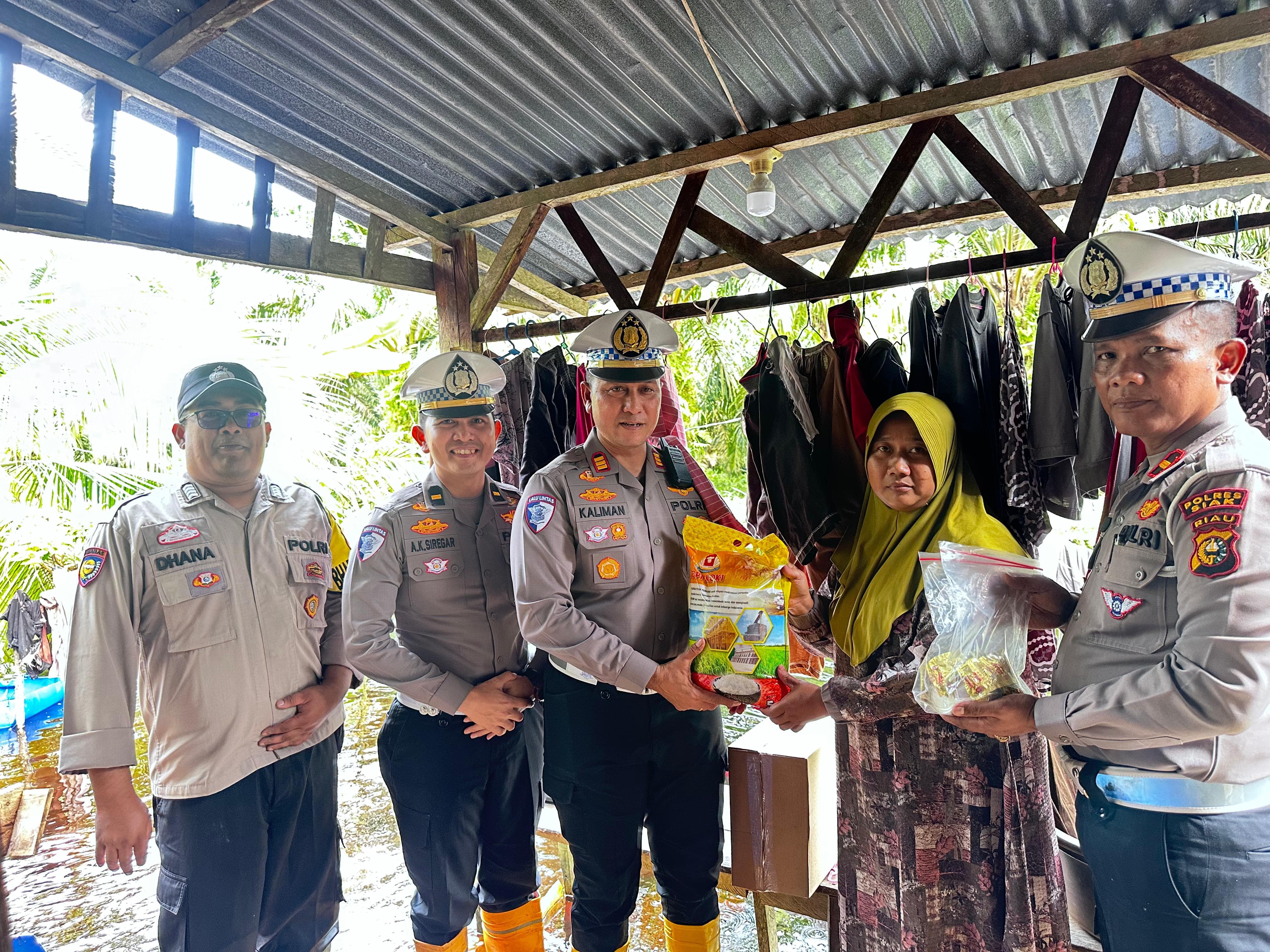 Satlantas Polres Siak Bantu Warga di Mempura yang Terisolasi Akibat Banjir