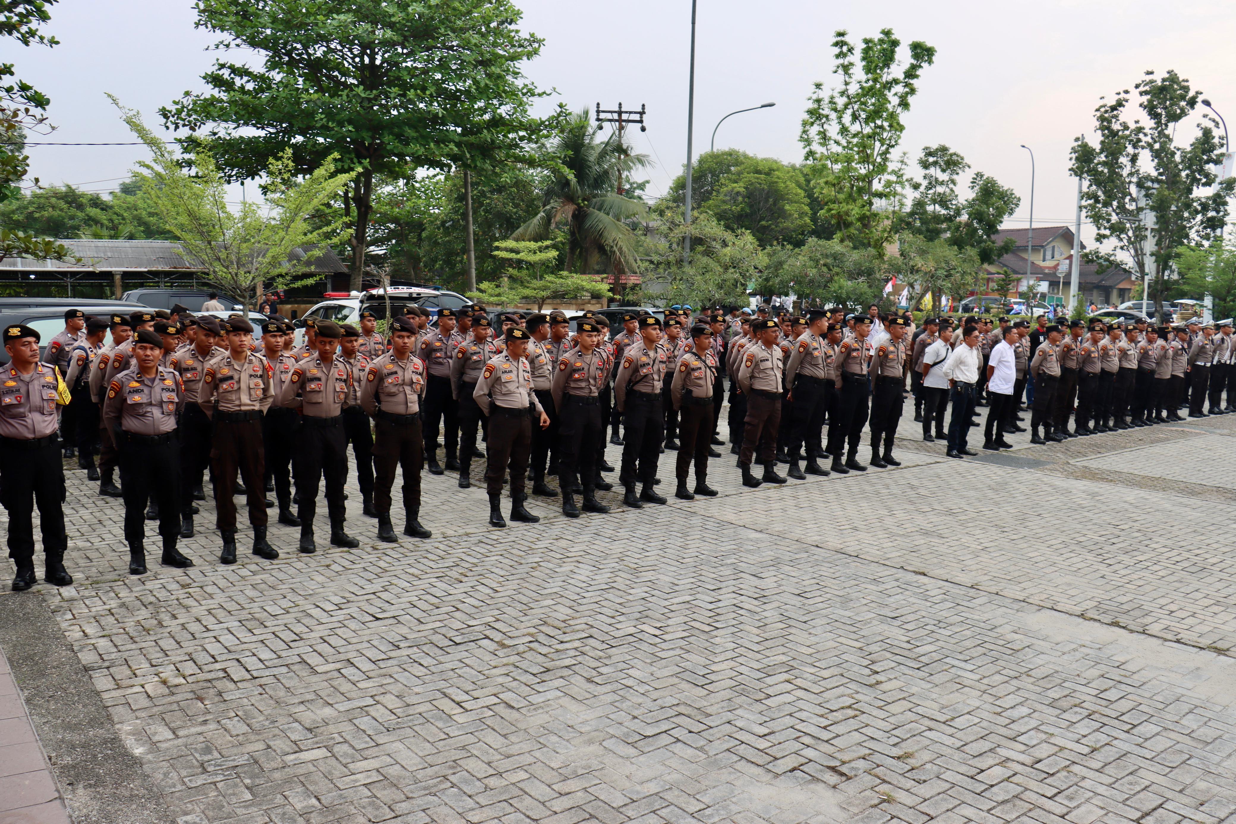 Polresta Pekanbaru Kerahkan Personel Kawal Proses Pendaftaran Pilkada di KPU Pekanbaru