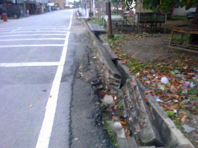 Dinding Parit Jalan Hang Tuah Amruk, Badan Jalan Miring