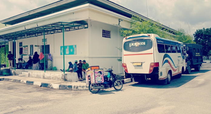 Pengadilan Negeri Siak Angkut Tahanan dengan Bus Sekolah