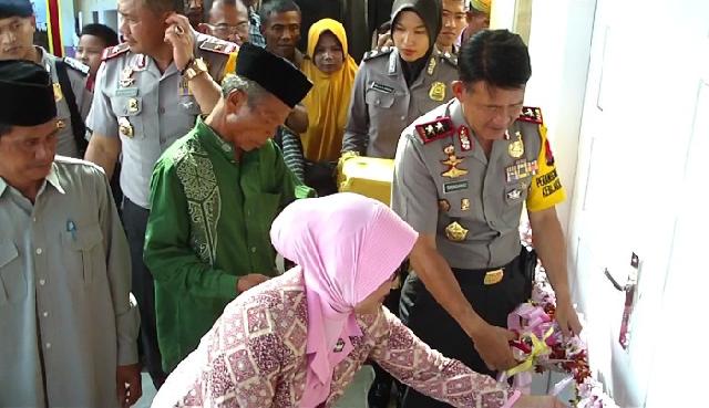 Kapolda Riau Pimpin Penyerahan Hibah Rumah Kepada Warga Tenayan Raya