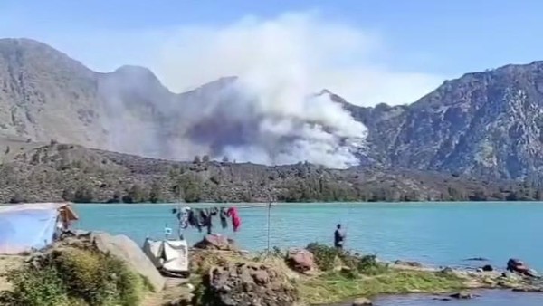 Gunung Rinjani Terbakar