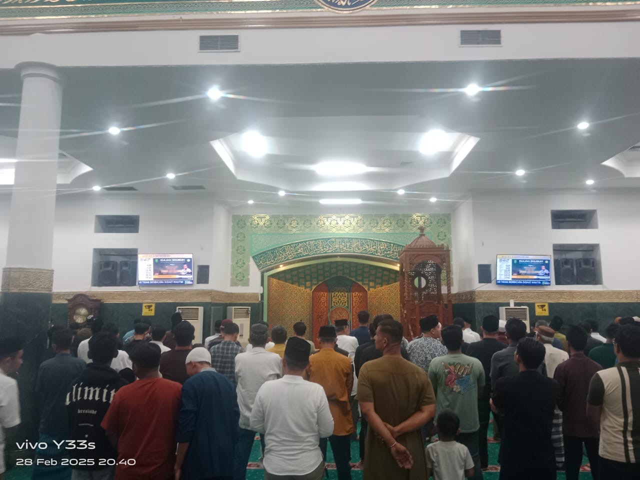 Masyarakat Padati Salat Tarawih Pertama di Masjid Annur