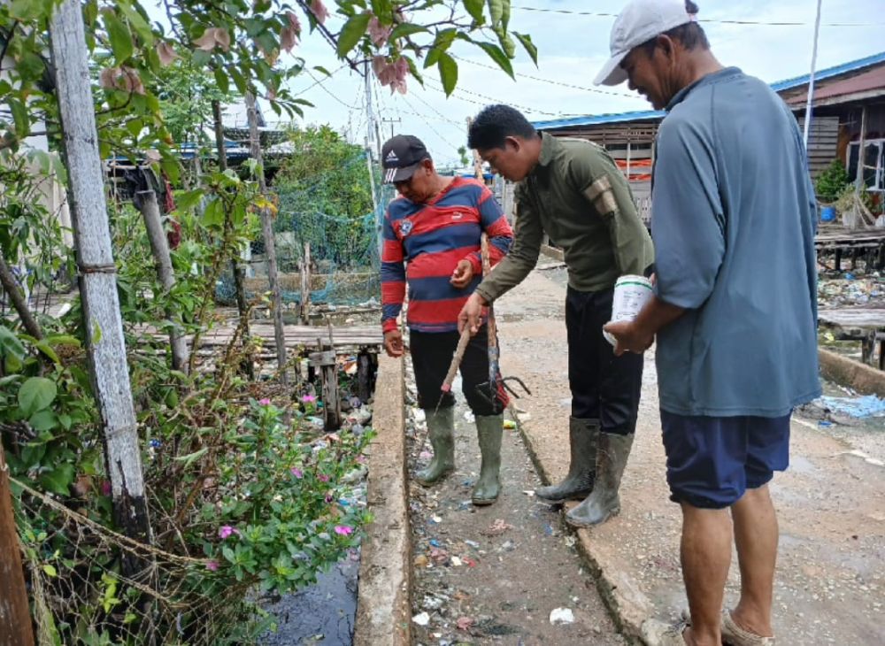 Tim Gabungan Rotong Royong Berantas Sarang Nyamuk