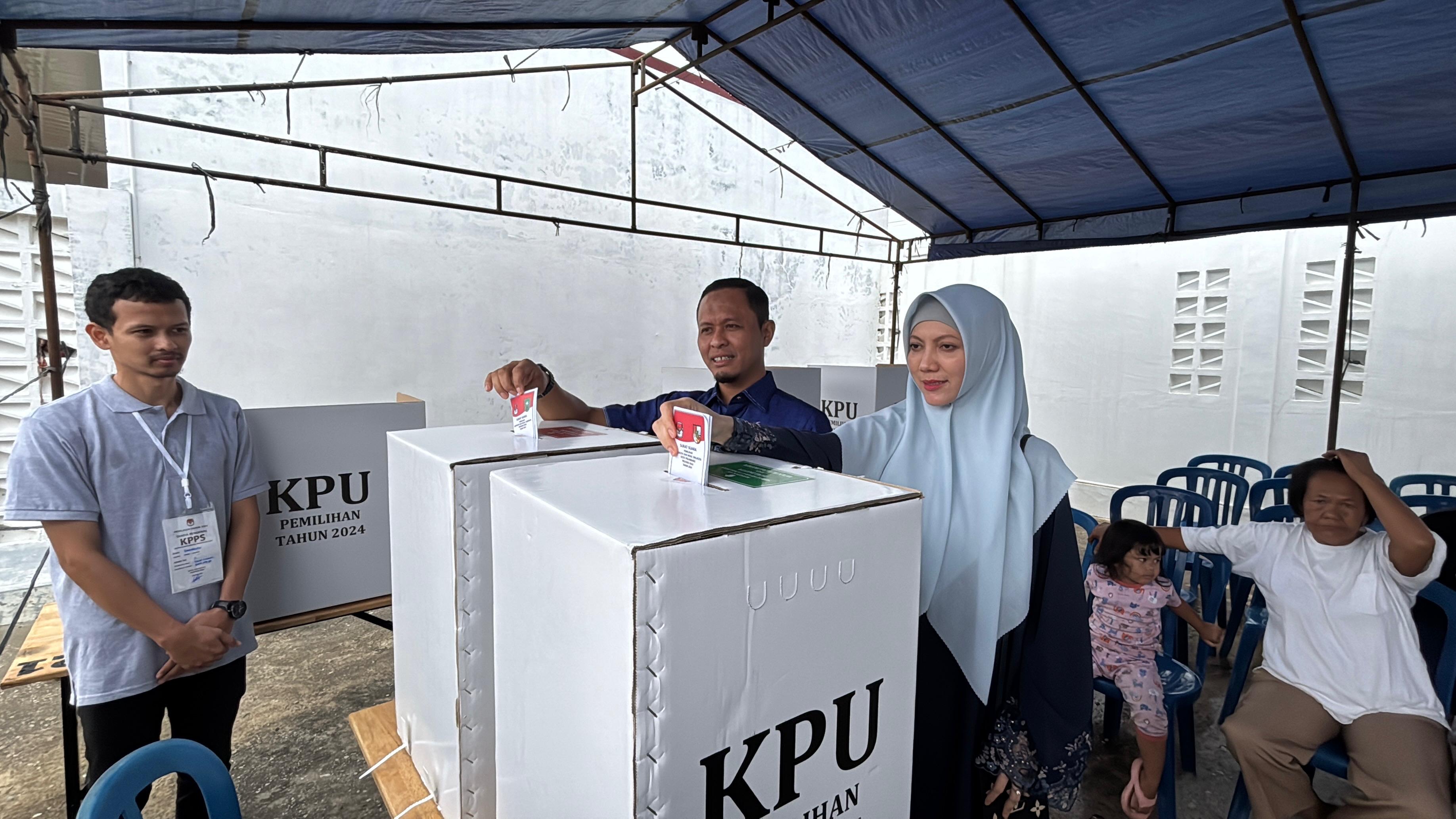 Bersama Isterinya, Agung Nugroho Nyoblos di TPS 11 Tobek Godang