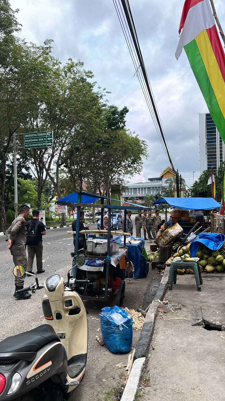 Satpol PP Pekanbaru Tertibkan PKL di Jalan Protokol