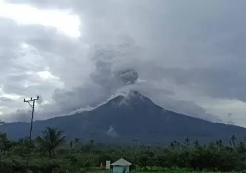 Gunung Lewotobi Laki-laki Tiga Kali Erupsi