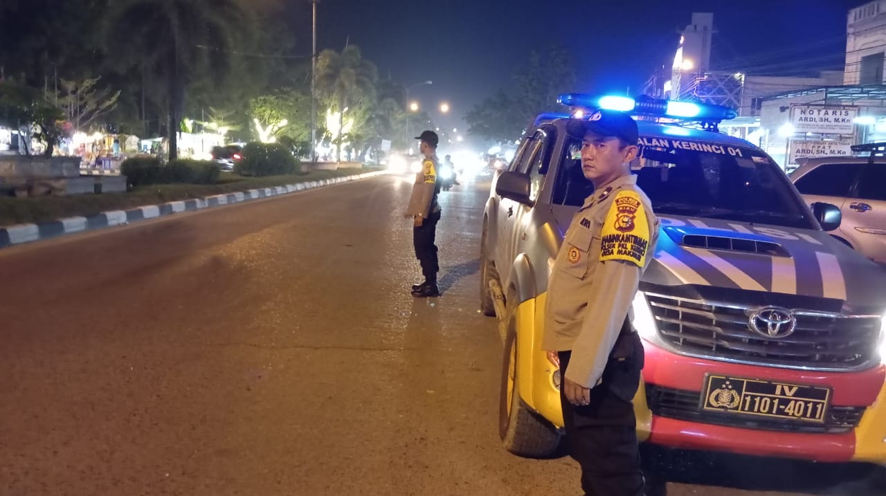 Polsek Pangkalan Kerinci Gelar Blue Light Patrol