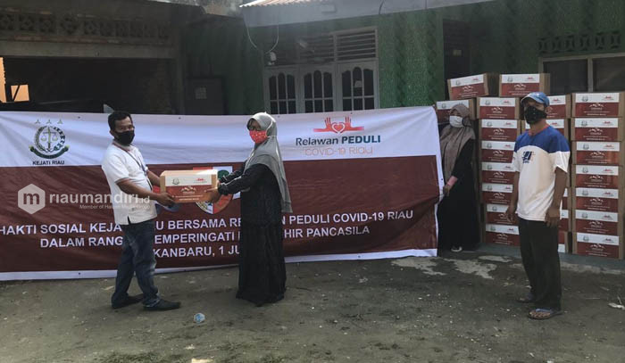 Relawan Peduli Covid-19 Riau Bagikan Sembako ke Warga RW15 dan RW12 Limbungan Baru