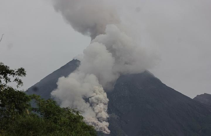 Gunung Merapi Mulai Intens Muntahkan Awan Panas dan Lava Pijar