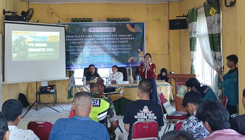 PPK Ormawa Himagrotek UNRI Bantu Petani Sawit