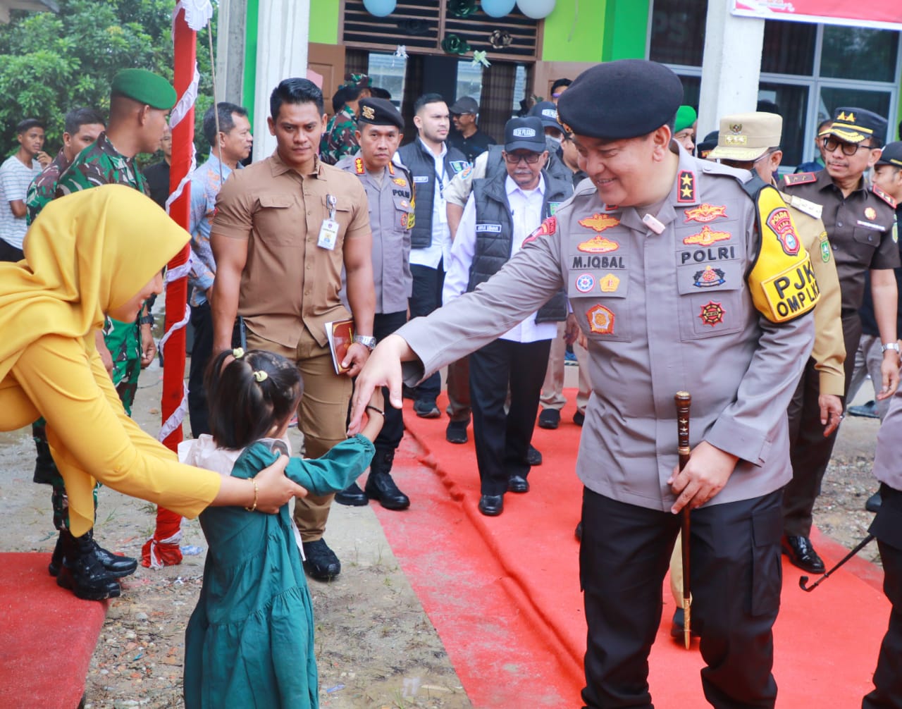 Bersama Pj Gubri Rahman, Kapolda Irjen Iqbal Tinjau Pemungutan Suara di Kampung Rempak