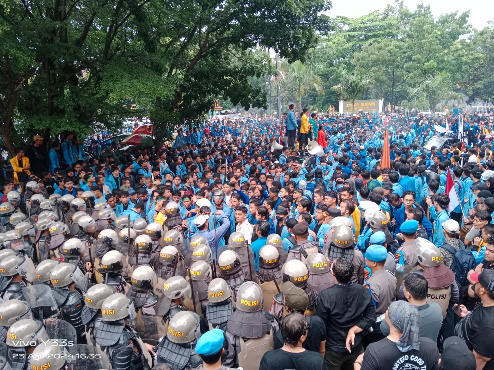 Mahasiswa di Riau Geruduk Kantor DPRD Riau Tolak Revisi UU Pilkada