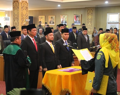 Melalui Rapat Paripurna Dewan, Tiga Pimpinan DPRD Pelalawan Diambil Sumpah Jabatan