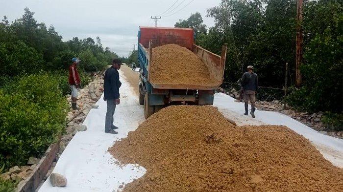 UPT III PUPR-PKPP Perbaiki Ruas Jalan Desa Mekong Selatpanjang