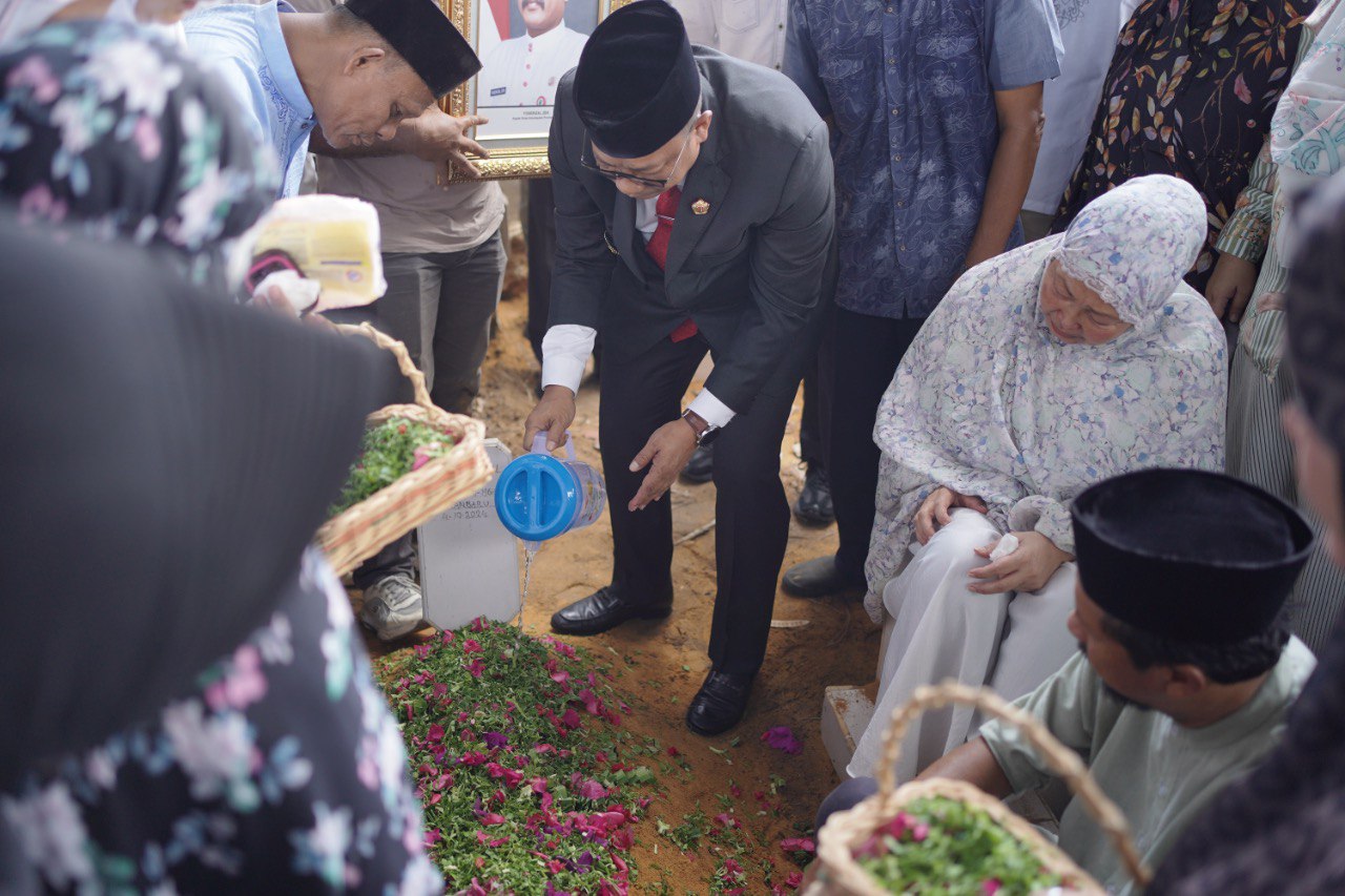 Almarhum Raja Yoserizal Zein Dikebumikan di TPU Kampung Gobah