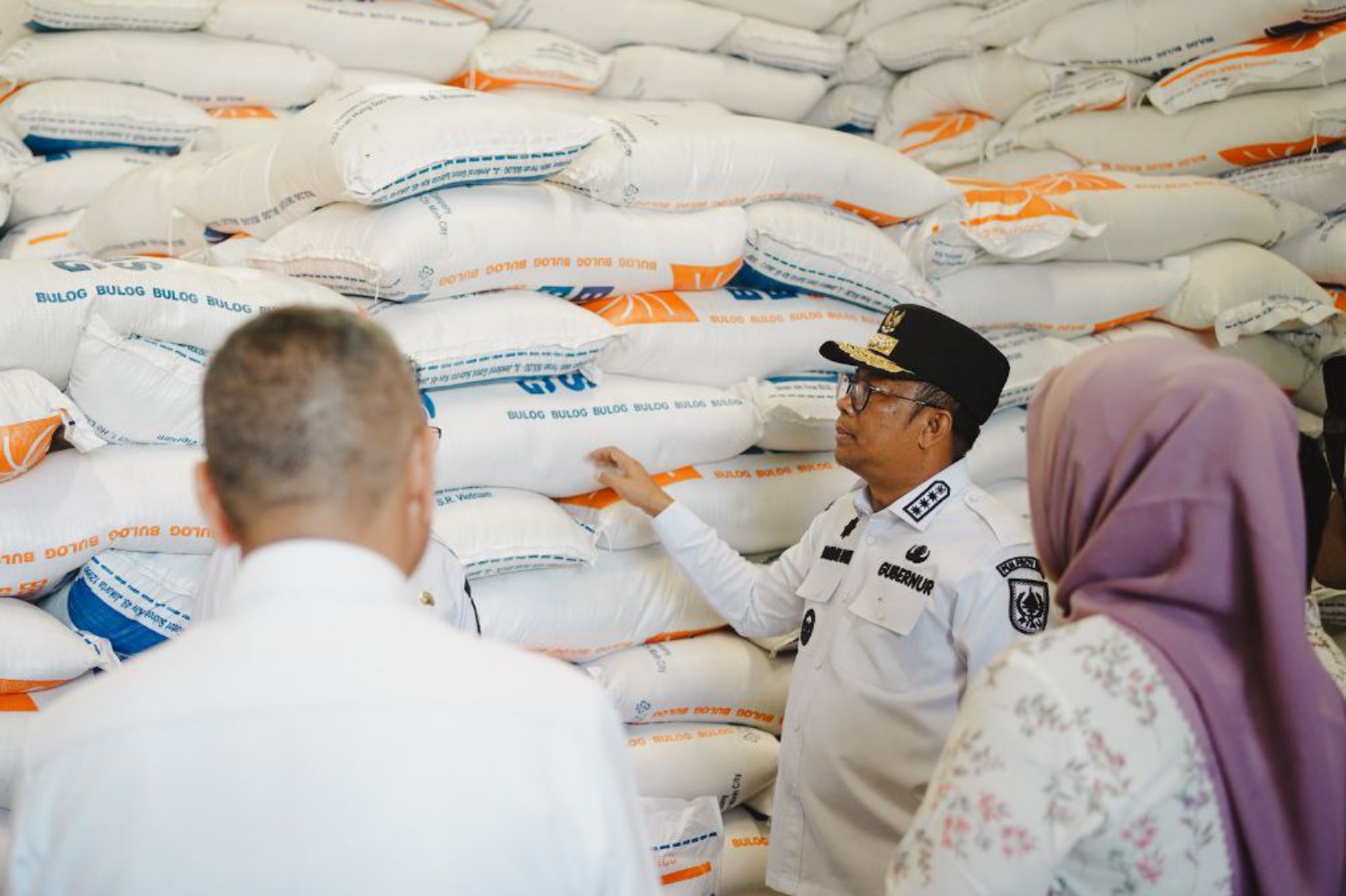 Tinjau Gudang Bulog, Pj Gubri: Stok Beras Aman untuk 8 Bulan ke Depan