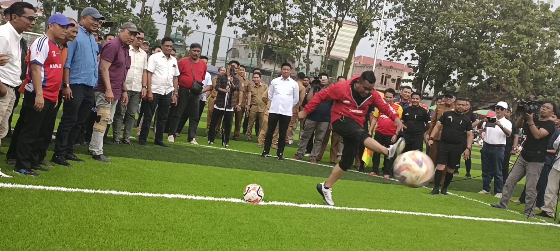 Dipersembahkan Untuk Masyarakat Pelalawan, Bupati Zukri Resmikan lapangan Minisoccer