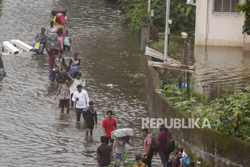 Ribuan Warga India dan Pakistan Evakuasi Diri Akibat Ancaman Badai