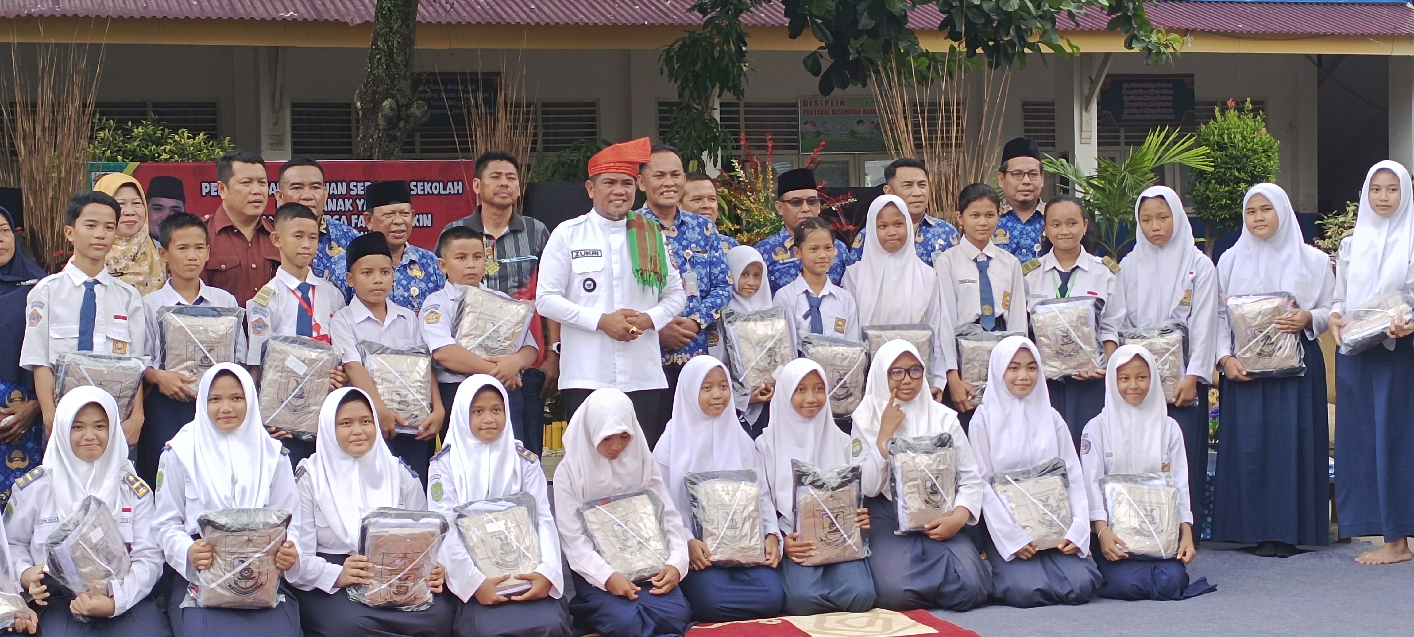 30 Siswa Anak Yatim dan Kurang Mampu di Pelalawan Terima Perlengkapan Sekolah