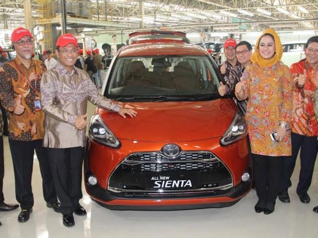 Putih dan Oranye Jadi Warna Primadona Sienta