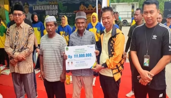 Bupati Afrizal Sintong Serahkan Santunan Klaim ke Ahli Waris Peserta BPJS Wafat