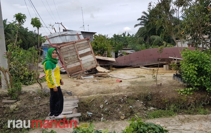 Puting Beliung Rusak Sejumlah Rumah dan Bangunan Sekolah di Tapung