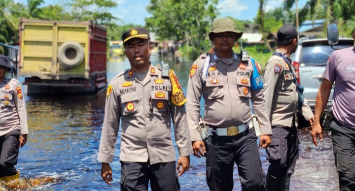 Kapolres AKBP Isa Cek Debit Air Banjir di Kubu Babussalam