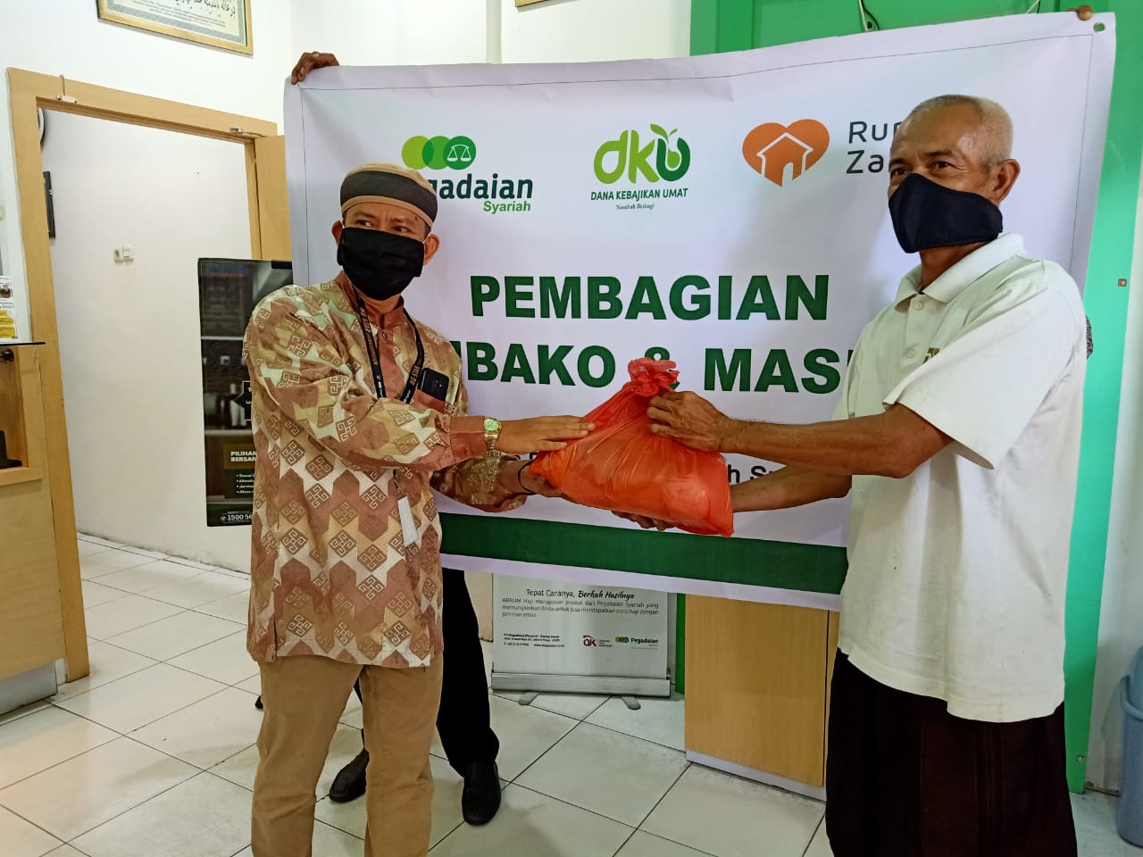 Pegadaian Syariah Subrantas Gandeng Rumah Zakat Salurkan 200 Paket Sembako dan Masker ke Masyarakat